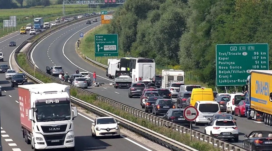 Začelo se je! Na cestah se nam obeta pestra sobota (foto: promet.si/Twitter)