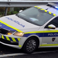 23-letnik namerno trčil v policijski avto in se na izvoznem kraku avtoceste pognal v napačno smer