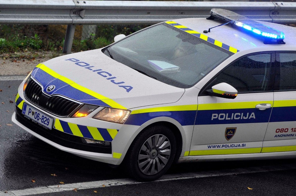 23-letnik namerno trčil v policijski avto in se na izvoznem kraku avtoceste pognal v napačno smer (foto: Bobo)