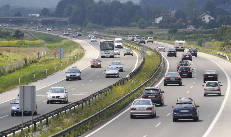 Koliko kilometrov smo lani prevozili Slovenci? Dejstvo je, da promet na slovenskih cestah iz leta v leto raste ...