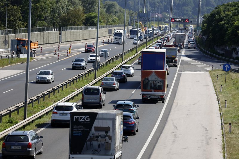 Praznični teden prinaša tudi zelo povečan promet. To svetuje policija ... (foto: Borut Živulović/Bobo)