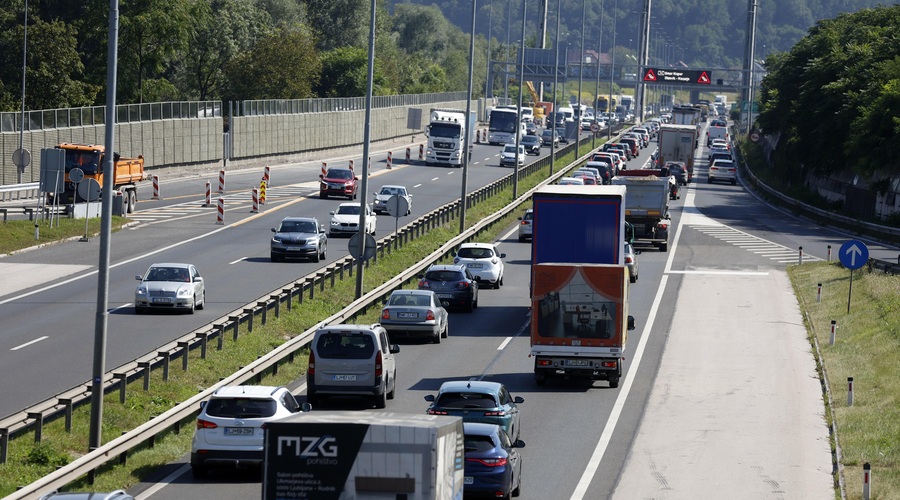 Prihajajo počitnice in premik ure. Kar nekaj razlogov za še večjo previdnost na cestah (foto: Borut Živulović/Bobo)