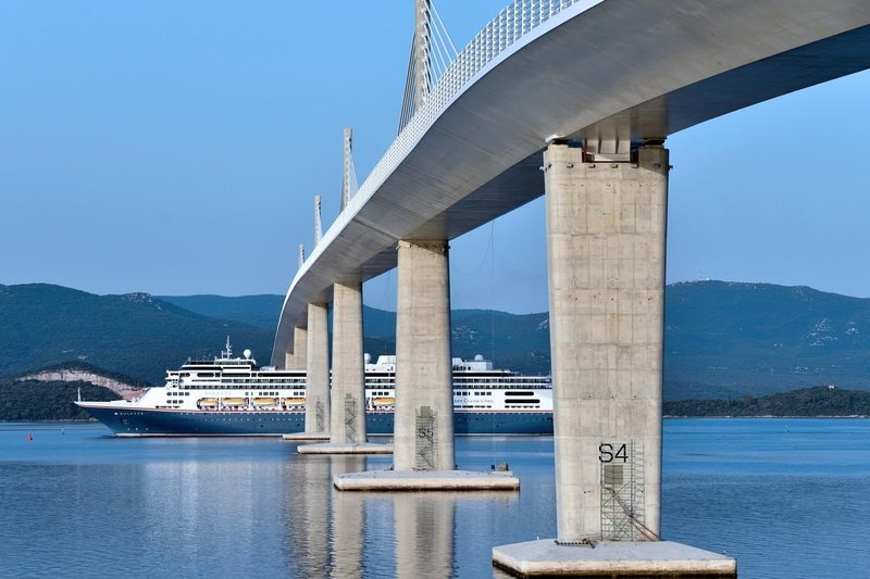 Srhljivo, kaj se dogaja na Pelješkem mostu: zanj odšteli več kot 525 milijonov evrov, zdaj pa imajo hude probleme (in vso so skregani)