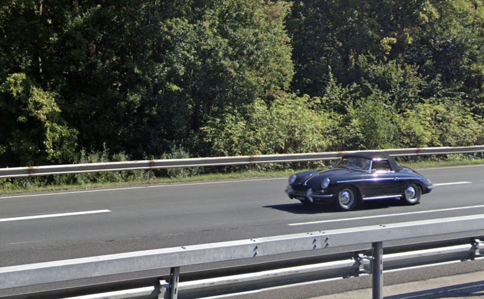 Tale Porsche 356 Speedster je v Nemčiji. Kljub soncu ima zaprto platneno streho - mogoče pa je tole eden tistih …