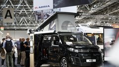 <p>Adria Mobil je predstavila nekaj novosti, povsem nov pa je model Mode na baznem vozilu Citroën SpaceTourer. V manj kot pol ure ga je namreč mogoče iz velikoprostorca spremeniti v avtodom po zaslugi ležišča v dvižni strehi, enostavne zložljive postelje v vozilu ter novih modularnih in prenosnih enot za shranjevanje.</p>