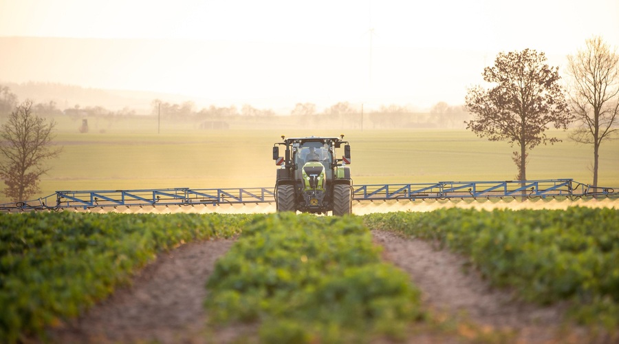 Bentley ali Claas? Ta kmet je jasno dal vedeti, kaj bi izbral (foto: Profimedia)