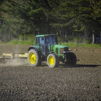 Na Gorenjskem 18-letnik z mopedom trčil v traktor: policisti so imeli kaj videti (le nekdo je izginil že pred njihovim prihodom)