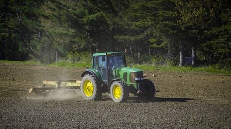 Na Gorenjskem 18-letnik z mopedom trčil v traktor: policisti so imeli kaj videti (le nekdo je izginil že pred njihovim prihodom)