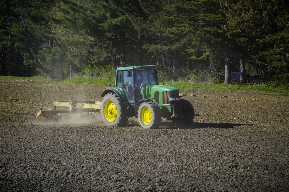 Na Gorenjskem 18-letnik z mopedom trčil v traktor: policisti so imeli kaj videti (le nekdo je izginil že pred njihovim prihodom) (foto: Profimedia)