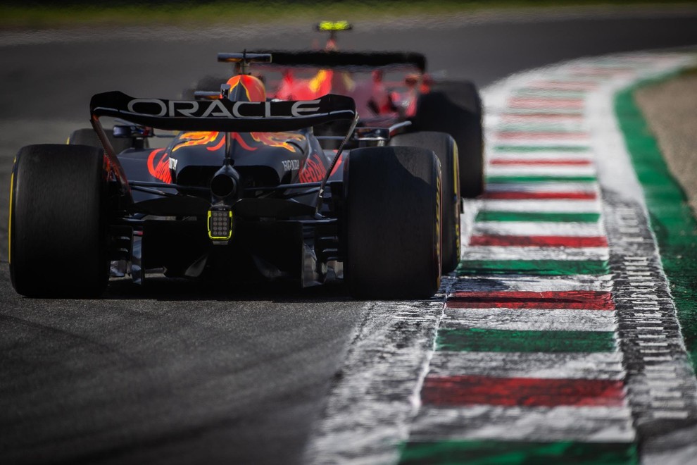 <p>Red Bullov dirkalnik z enakimi gumami prevozi dvakrat več krogov kot Ferrarijev.</p>