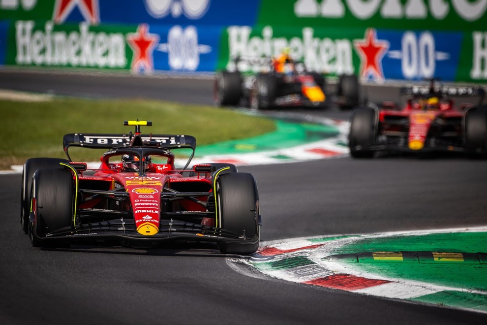 <p>Oba Ferrarija sta lep primer, kako lahko na eni dirki pogoriš, na naslednji pa si med hitrejšimi.</p>