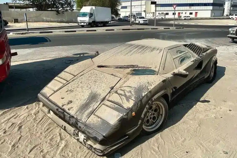 Poglejte si tega prestižnega Lamborghinija, ki so ga zapuščenega našli v Dubaju
