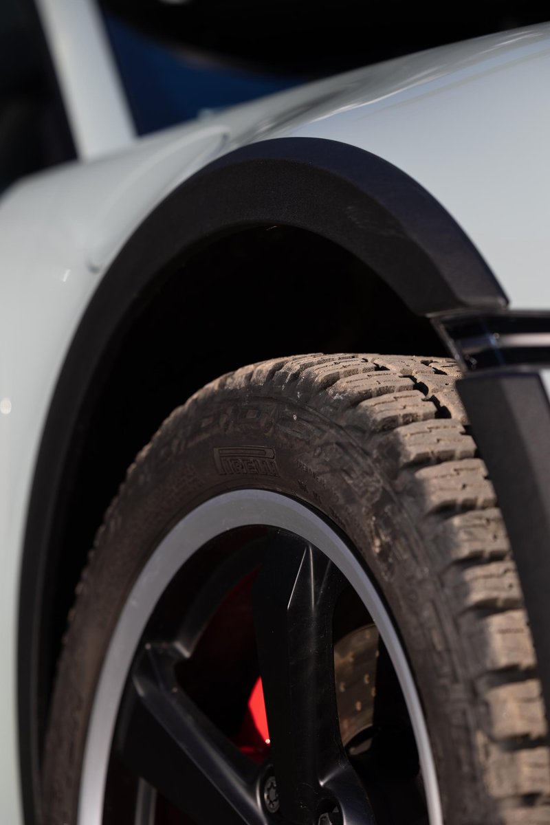 Pirelli je za ta model pripravil posebne pnevmatike Scorpion, ki so prepričljive na asfaltu (potrjeno) in na terenu (menda).