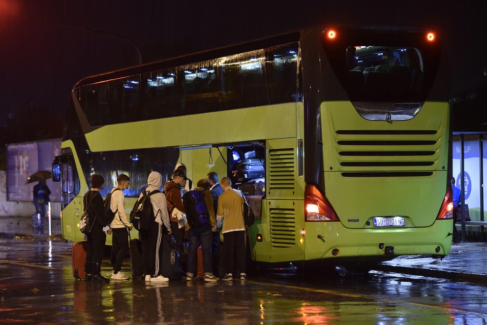 BIzarna a resnična zgodba: avtobus je na počivališču "pozabil" 13 potnikov. Predlog prevoznika za rešitev problema pa milo rečeno absurden