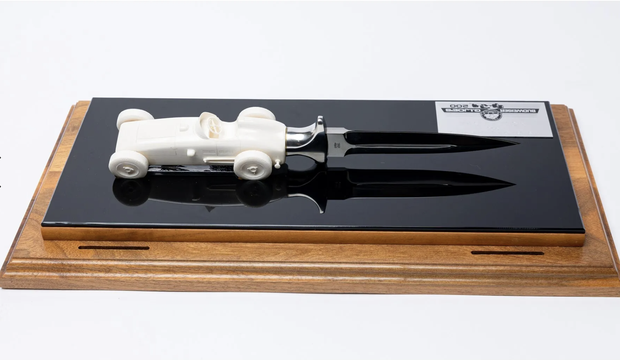 Nož z držalom v obliki dirkalnika - darilo za najhitrejši kvalifikacijski čas na dirki Portland 200 leta 1993. Precej unikatno …