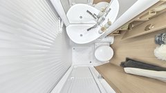 Toaletni prostor – steno z umivalnikom je mogoče obrniti proti desni in dobiti izoliran prostor za prhanje.