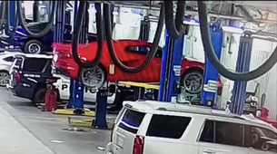 Poglejte, kako je čisto nova Corvette zgrmela na tla! (VIDEO)