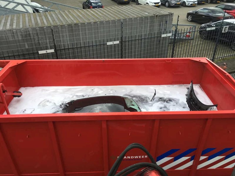 <p>Posebni kontejnerji z vodo so namenjeni ohlajevanju zgorelih električnih vozil, s čimer se prepreči nevarnost ponovnega vžiga.</p>