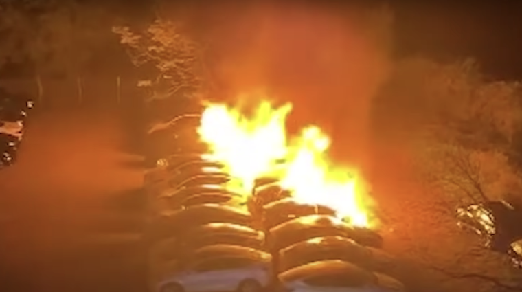 Kaj je razlog za 10 zgorelih Tesel? (foto: Youtube / Hessenschau)