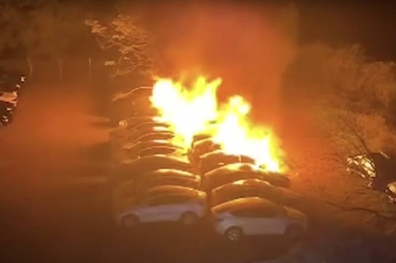 Kaj je razlog za 10 zgorelih Tesel? (foto: Youtube / Hessenschau)