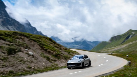 Reportaža: Najlepši švicarski prelazi in rohnenje bencinskega V6 (VIDEO)