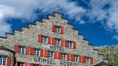 Grimsel Hospiz je eden najbolj prepoznavnih hotelov švicarskih Alp. Trenutna zgradba je leta 1932 nadomestila staro, ki je ostala v akumulacijskem jezeru za potrebe elektrarne. Takrat je hotel polnil naslovnice časopisov kot prvi hotel v Evropi, ogrevan na elektriko.