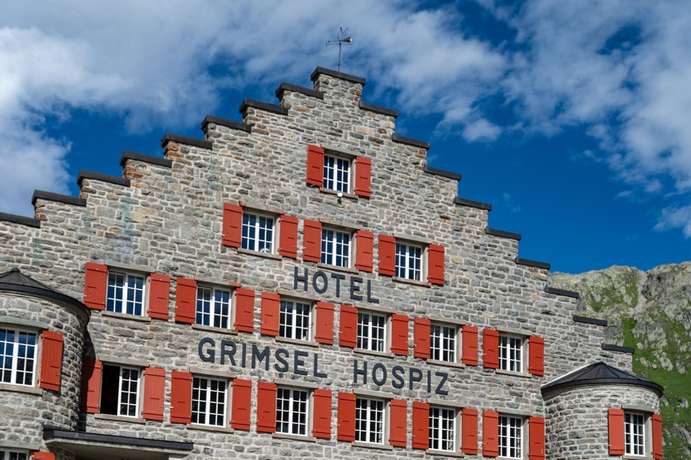 <p>Grimsel Hospiz je eden najbolj prepoznavnih hotelov švicarskih Alp. Trenutna zgradba je leta 1932 nadomestila staro, ki je ostala v akumulacijskem jezeru za potrebe elektrarne. Takrat je hotel polnil naslovnice časopisov kot prvi hotel v Evropi, ogrevan na elektriko.</p>