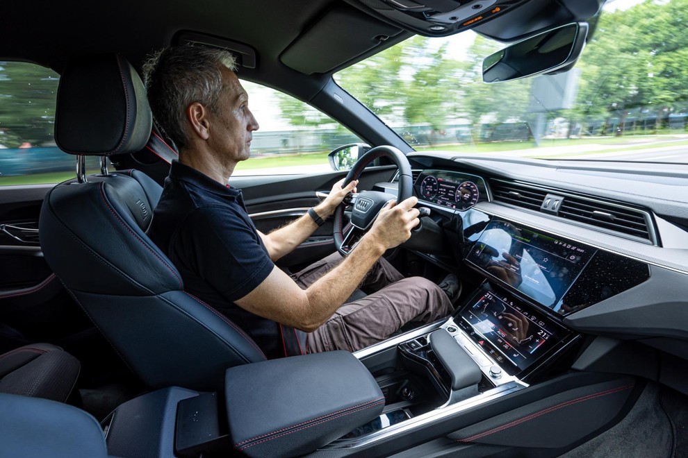 <p>Predvsem je Q8 e-tron še vedno Audi – s kakovostno izdelavo in izbranimi materiali pa seveda prostornostjo in poudarjeno digitalizacijo notranjosti.</p>