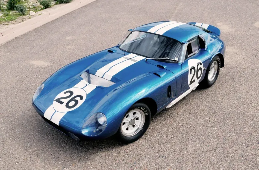 Shelby Cobra Daytona Coupe Preden je v Le Mansu s Fordom GT40 udaril po Ferrariju, je Carroll Shelby želel s …