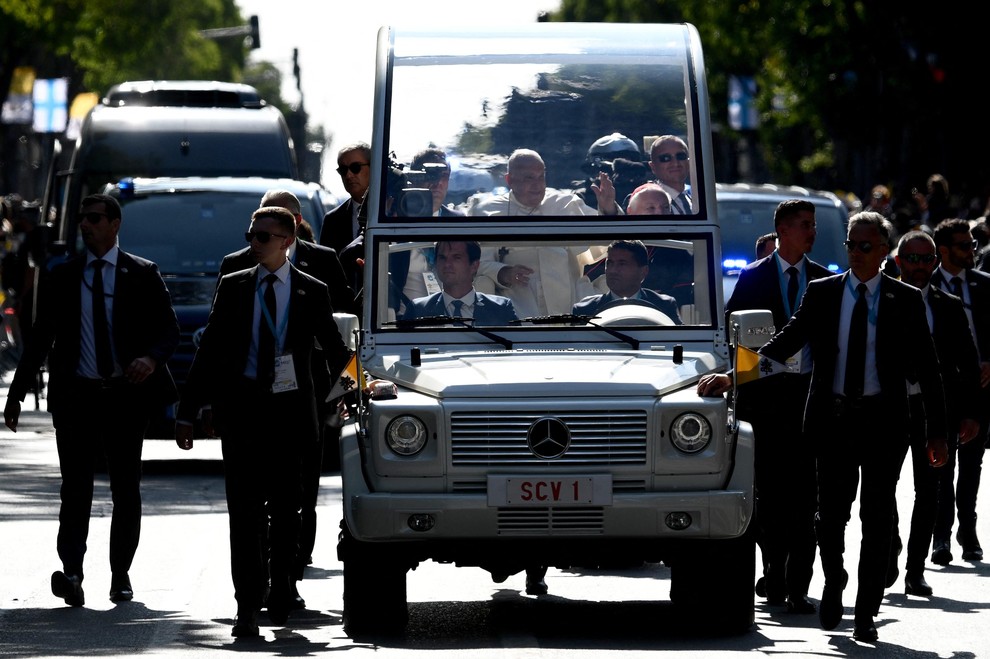 Mercedes-Benz G-Class "Papamobil"" Papeža Frančiška so leta 2021 med obiskom Slovaške opazili med vožnjo v Mercedes-Benzu G-Wagen. A to ni …