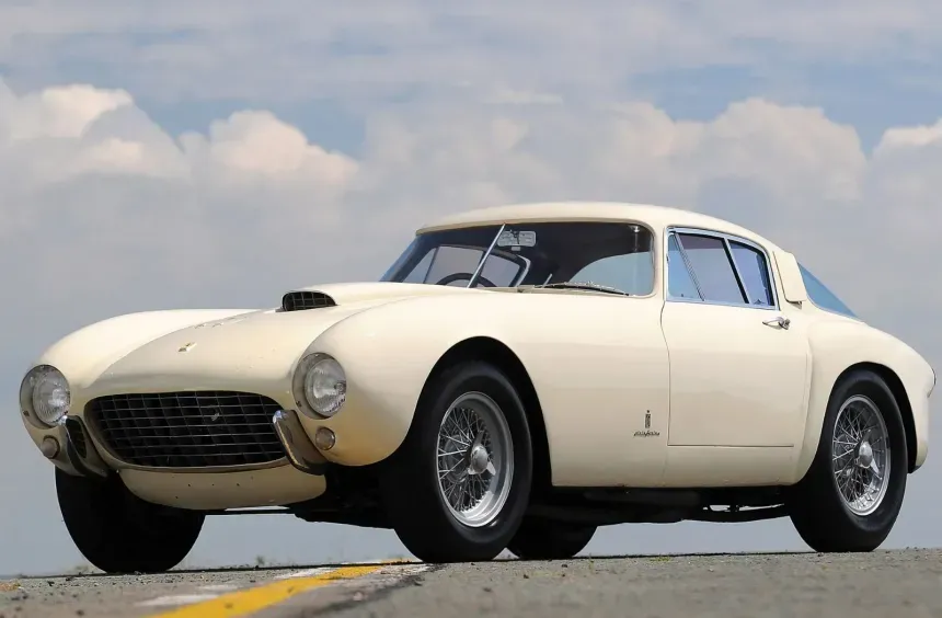 Ferrari 375 MM Berlinetta iz leta 1954 Ferrari 375 MM je bil 1956 razvit z namenom, da sodeluje na sloviti …