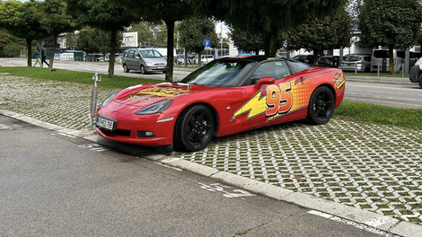 Očitno Strela McQueen vozi tudi po Sloveniji! (FOTO)