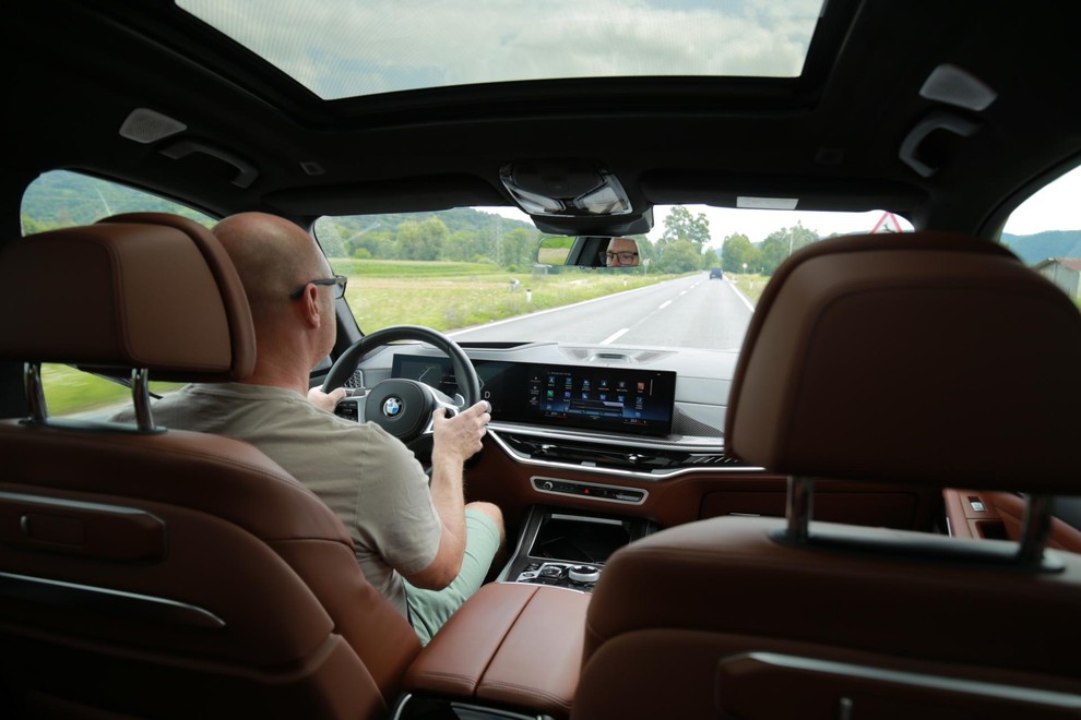 <p>Nekje v zaslonu merilnikov je skrita tudi kamera, ki preverja pozornost voznika v času, ko so v funkciji sistemi, ki deloma omogočajo avtonomno vožnjo, in tako lahko voznik roke z volana umakne za čas do ene minute.</p>