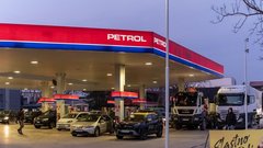 Pritožujejo se nad vlado, mediji, špekulanti … in celo nad kupci