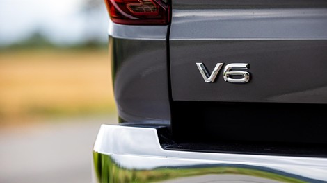 <p>Eden redkih med terenskimi poltovornjaki, ki ga lahko poganja tudi šestvaljni turbodizelski motor. Ki je zelo primeren tako za avtocestne vožnje kot tudi za spopadanje s terenskimi preprekami.</p>