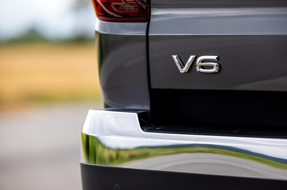 <p>Eden redkih med terenskimi poltovornjaki, ki ga lahko poganja tudi šestvaljni turbodizelski motor. Ki je zelo primeren tako za avtocestne vožnje kot tudi za spopadanje s terenskimi preprekami.</p> (foto: Uroš Modlic)