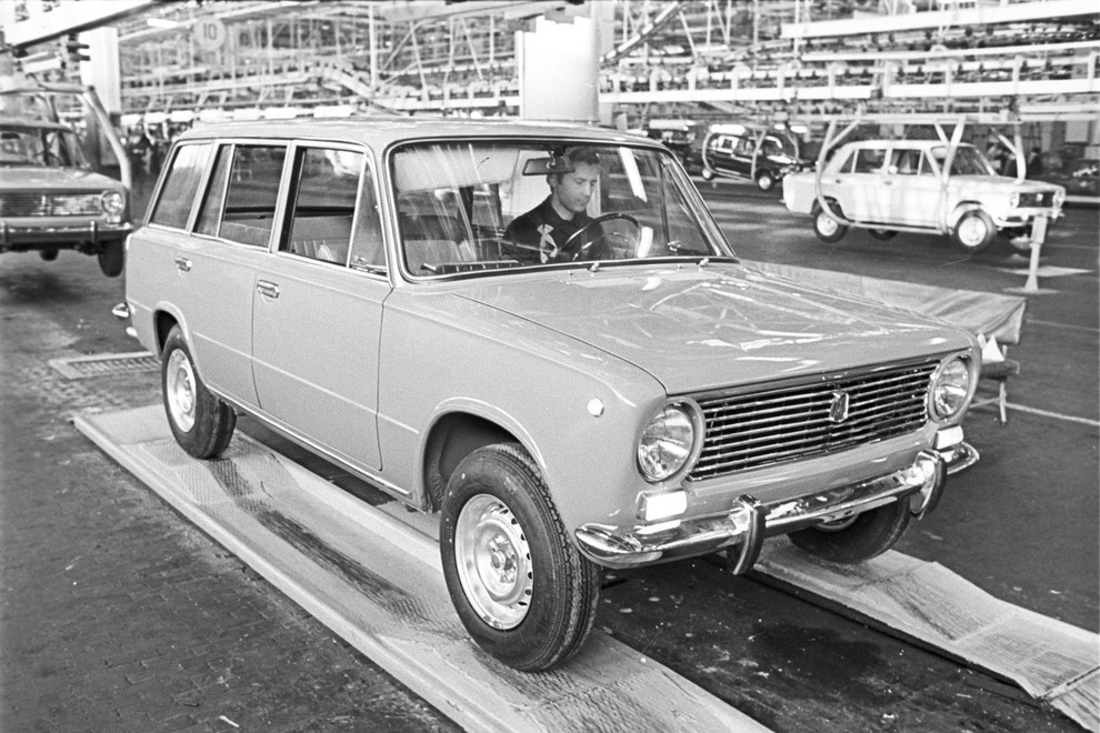 Pod suhoparno oznako je nastal prvi ruski »avtomobil z nahrbtnikom«