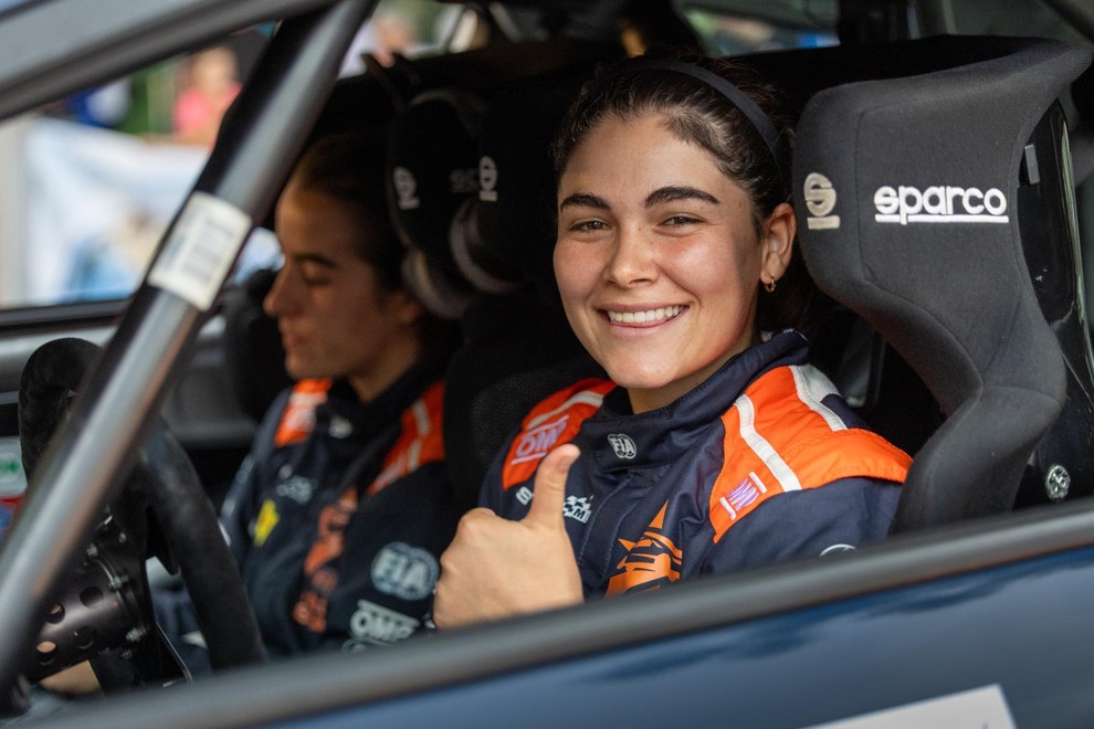 <p>Vedno nasmejana Annia Cillniz Gonzales, Perujka iz dirkaške družine, ki sodeluje v izboru s precej bolj izkušeno špansko sovoznico Esther Gutiérrez Porras.</p>