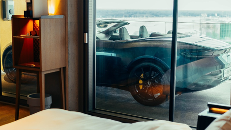 Za brezskrben spanec: v tem frankfurtskem hotelu, boste avtomobil lahko parkirali kar na balkon
