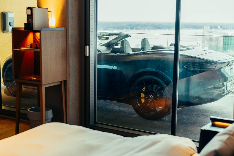 Za brezskrben spanec: v tem frankfurtskem hotelu, boste avtomobil lahko parkirali kar na balkon (foto: Instagram)