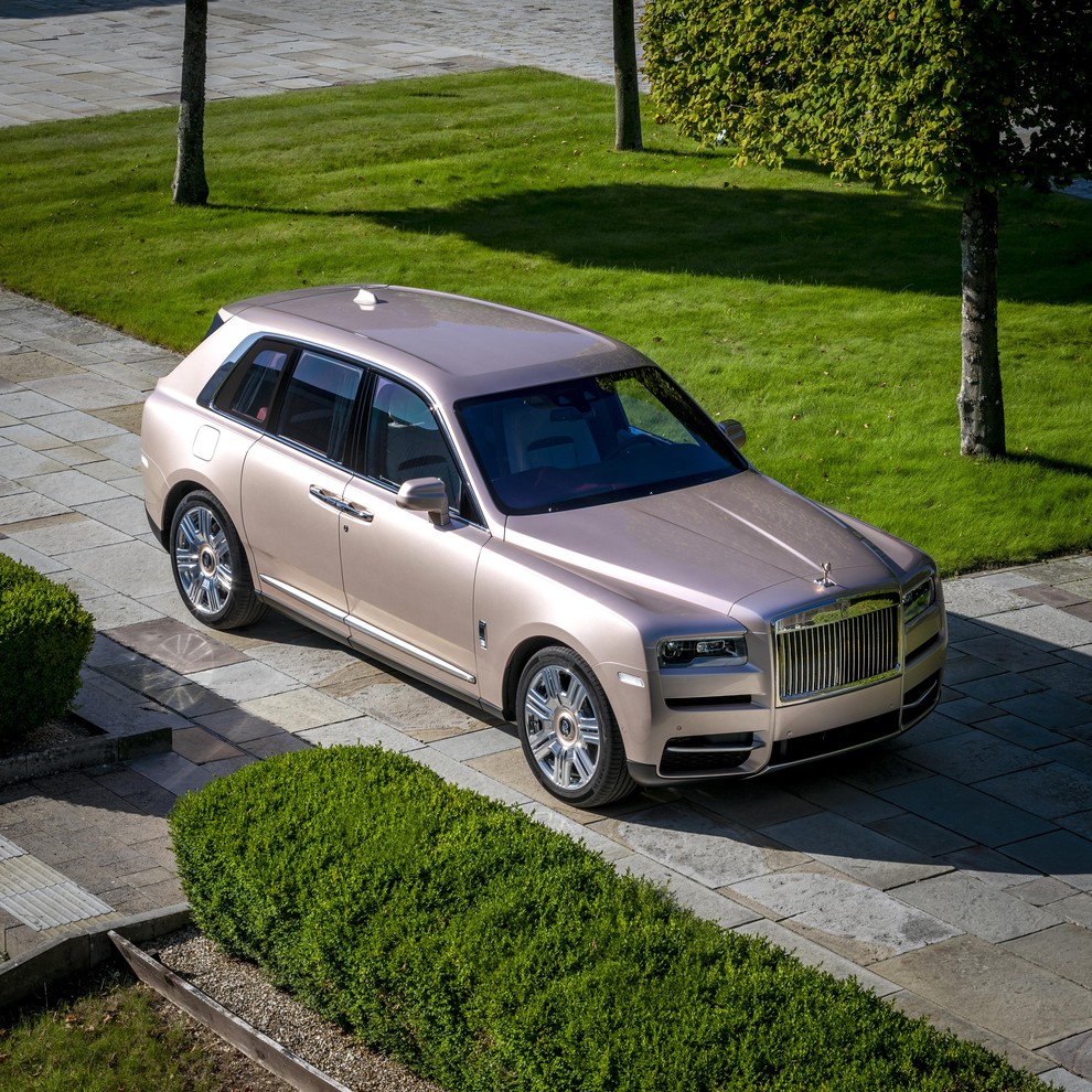 Rolls-Royce Cullinan Ko ne potrebuje dirkaških zmogljivosti, Haaland pogosto poseže po Rolls-Royceu Cullinanu. Prestižni SUV združuje vrhunsko udobje in razkošje …