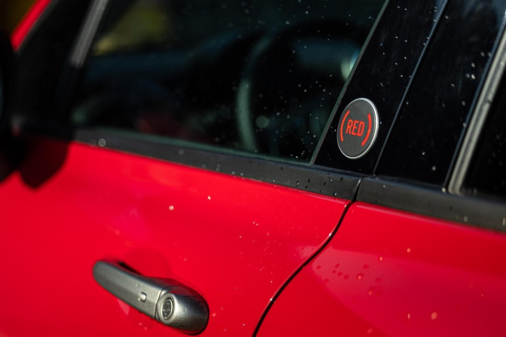 <p>Oznake (RED) so prisotne po celotnem avtomobilu in dajejo vsem vedeti, da ste z nakupom avtomobila naredili tudi nekaj dobrega.</p>