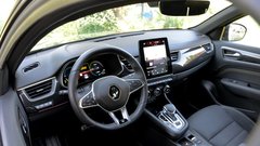 <p>Voznikovo delovno mesto v Renaultovem slogu, z velikim osrednjim zaslonom in digitalnimi merilniki</p>