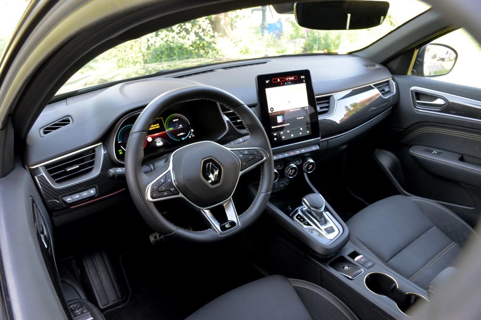 <p>Voznikovo delovno mesto v Renaultovem slogu, z velikim osrednjim zaslonom in digitalnimi merilniki</p>
