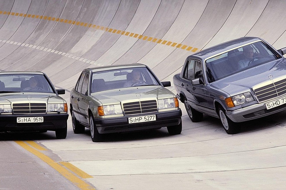 <p>Mercedesova ponuda limuzin iz osemdesetih let. Trije modeli in jasna slika, kako majhen je bil Baby Benz.</p>