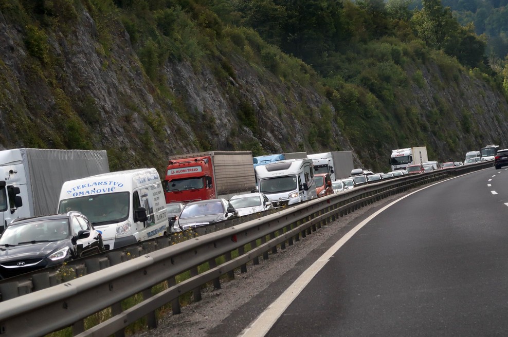 Danes se obeta zelo pester dan na slovenskih cestah. Preden greste na pot dobro prevertite ... (foto: Bobo)
