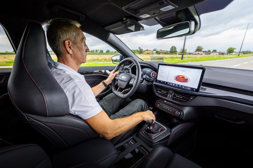 <p>Voznikovo delovno okolje je po posodobitvi bolj digitalizirano, z večjim 12,3-palčnim osrednjim zaslonom.</p>