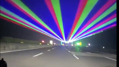 Le čemu služijo te pisane luči nad avtocesto? (VIDEO)