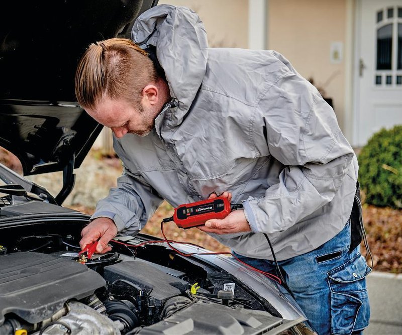 Občasno, ne samo pred zimo, je priporočljivo pregledati in očistiti akumulatorske priključke in po potrebi dopolniti elektrolit v celicah.