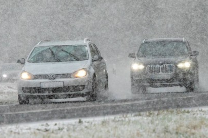 Zapadel je prvi sneg in že prinesel prve težave. Preverite, kje je poskrbel za zaporo ceste (foto: Profimedia)